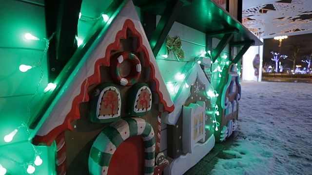 装饰姜饼屋在一个喜庆的冬天街道视频下载