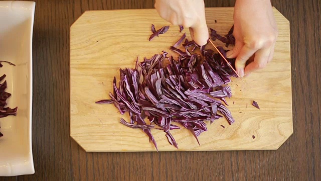 女人的手用刀切红卷心菜沙拉视频素材