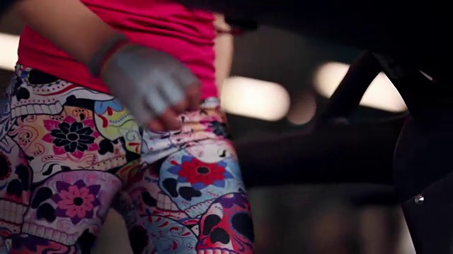 运动女子走在跑步机上运动紧身裤。特写的腿在运动服装视频素材