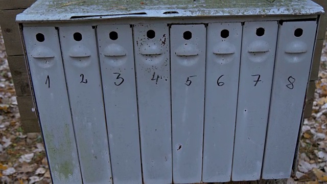 在房子外面发现了八个邮箱视频素材