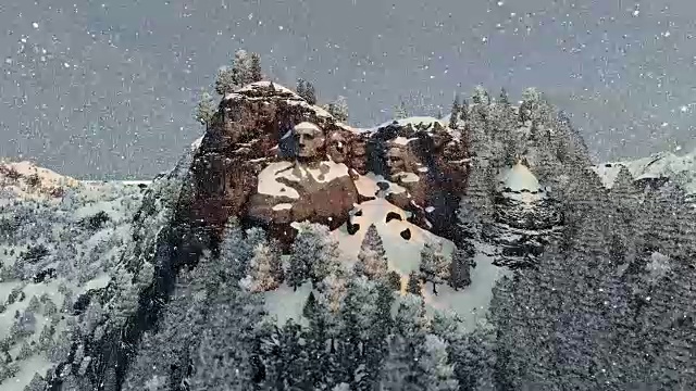 冬天的拉什莫尔山，下着雪，照相机飞了起来视频下载