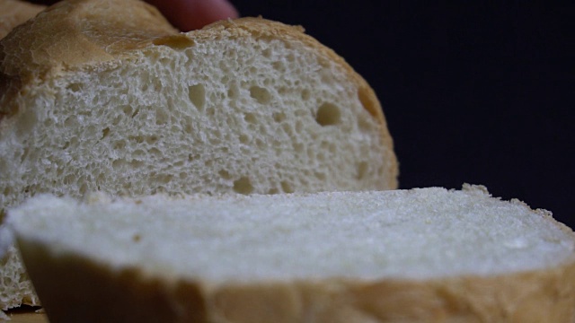 男手切面包。视频下载