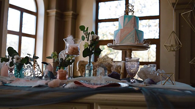 婚宴餐桌的装饰视频下载