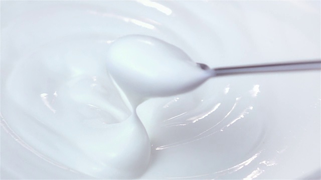 两个用慢镜头舀酸奶的视频视频素材