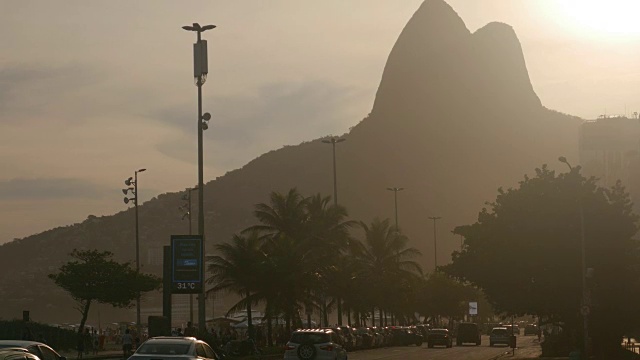 里约热内卢日落时分的伊帕内玛海滩视频下载
