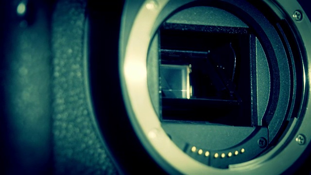 一个单反相机的镜头架视频素材
