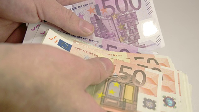 一个男人的手在数他的欧元钱视频素材