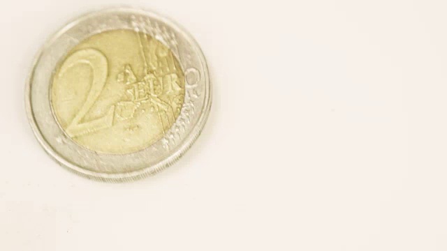 一枚2欧元硬币在旋转视频素材