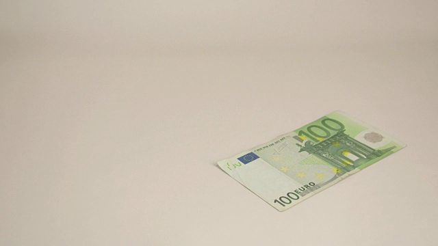 一张100欧元的钞票掉在桌上视频素材
