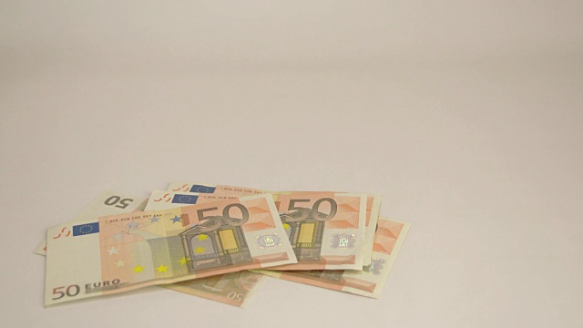很多50欧元的钞票掉在桌上视频素材