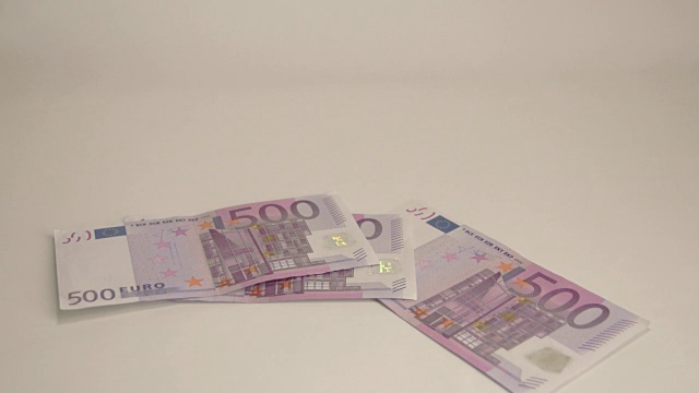 4张500欧元的钞票掉在桌上视频下载
