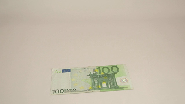 100欧元从桌子上掉了下来视频素材