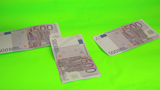 4张500欧元的钞票散落在桌上视频素材