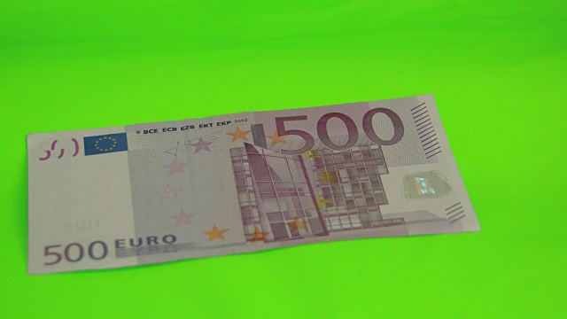 一张500欧元的钞票掉在桌上视频下载