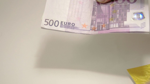 黄色信封里有一些欧元钞票视频素材