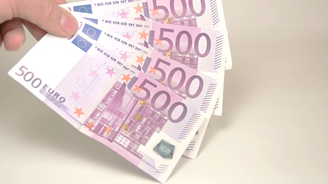 4500欧元纸币从天而降视频素材