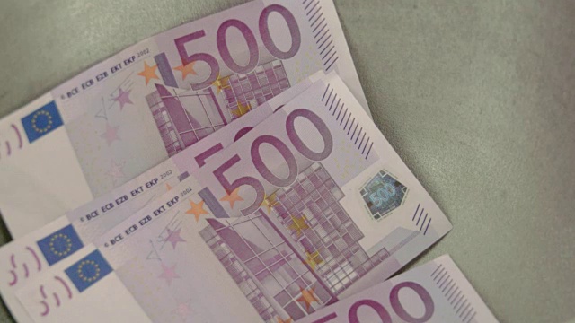 4张500欧元的钞票在一个苍白视频素材