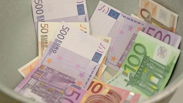 一个铁桶里装着很多欧元钞票视频素材