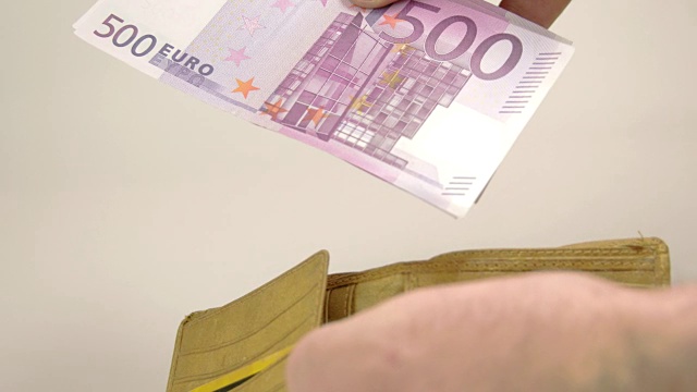 一名男子从钱包里拿出500欧元钞票视频下载