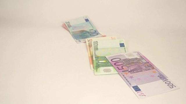 很少有欧元钞票从桌上掉下来视频下载