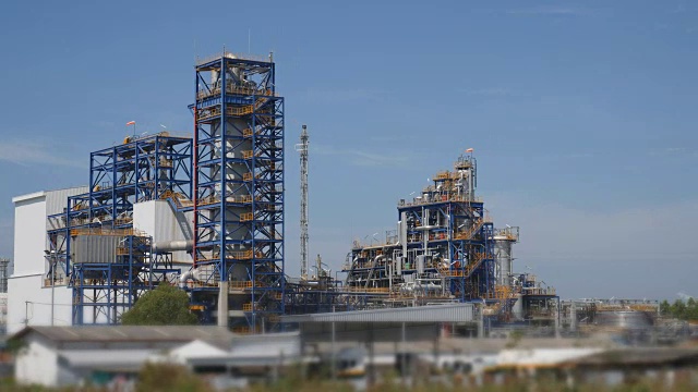 石化工厂结构与蓝天同在视频下载
