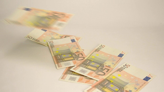 7张50欧元的钞票掉在桌上视频素材