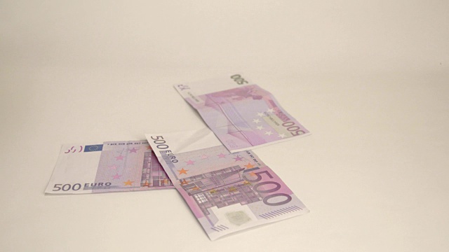 四张500欧元的钞票扔在桌子上视频素材