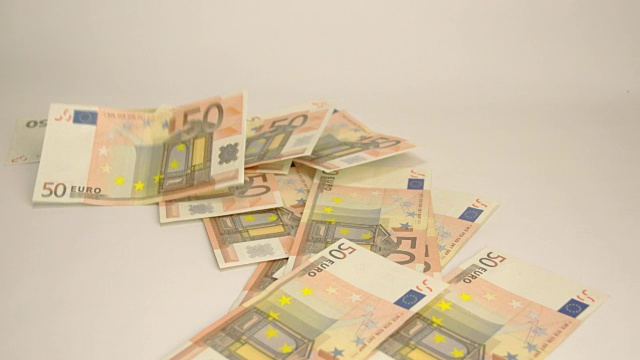 17张50欧元的钞票扔在桌子上视频素材