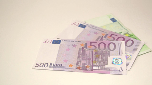 信封里有四张欧元钞票视频素材