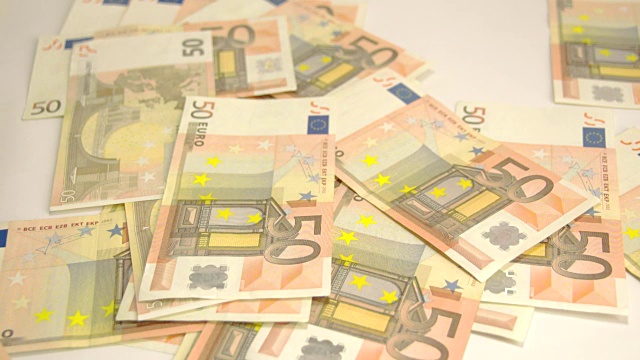 地上有很多50欧元的钞票视频素材