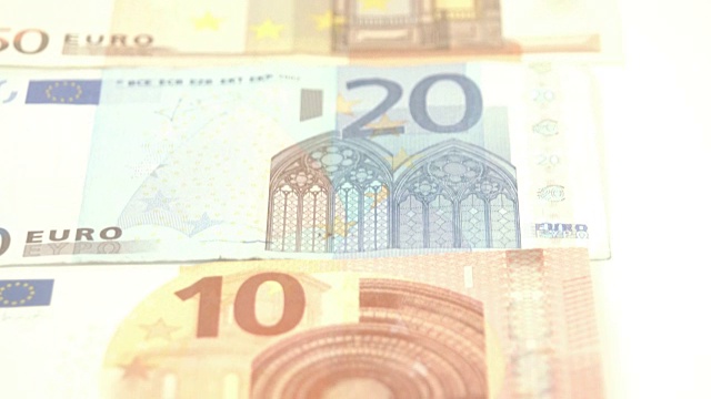 桌上放着五张欧元钞票视频素材