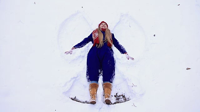 快乐的女人做雪天使视频下载