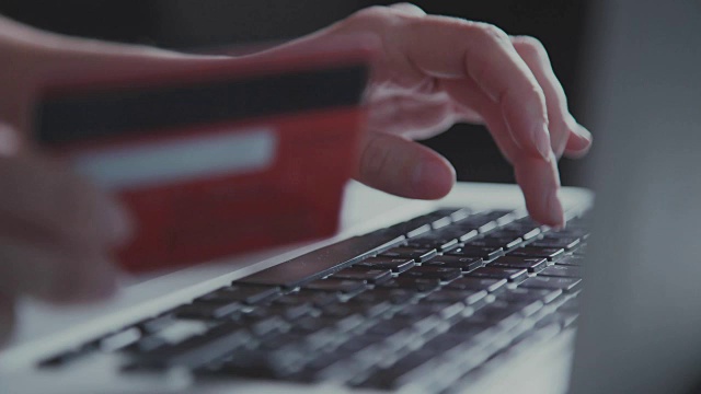 一个不知名的女人用信用卡在网上购物视频素材