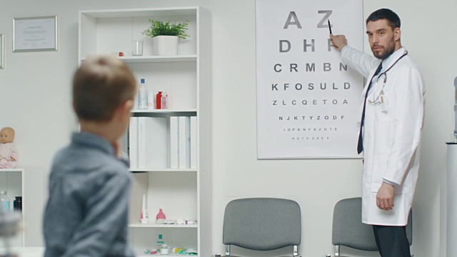 小男孩在医生的办公室里检查他的视力。一个医生的房间。视频素材
