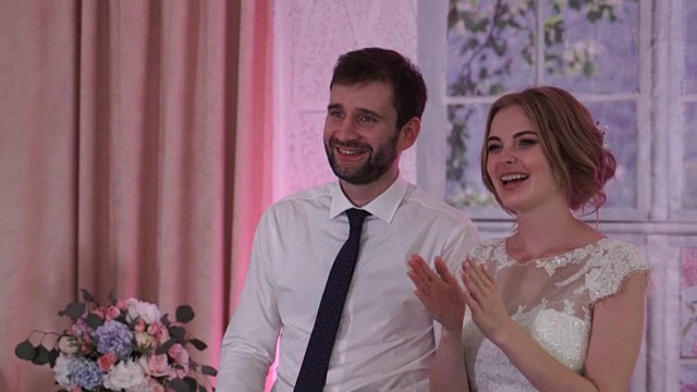 新娘和新郎在宴会上接受祝贺视频下载