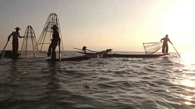 三名传统缅甸渔民在缅甸茵莱湖视频素材