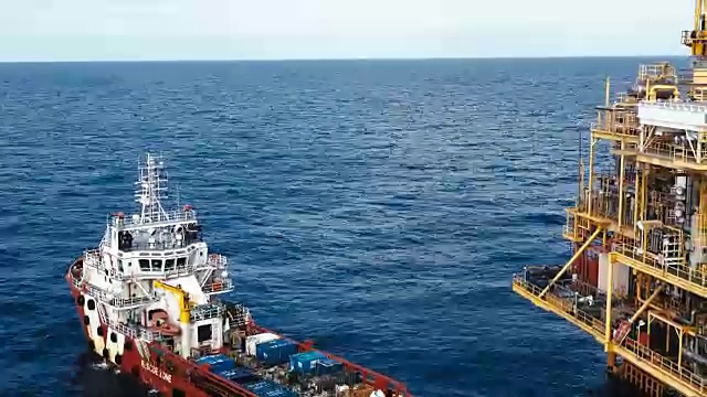 在海上平台上，将设备从供应船吊装到海上油气平台时，吊车延时平移。视频下载