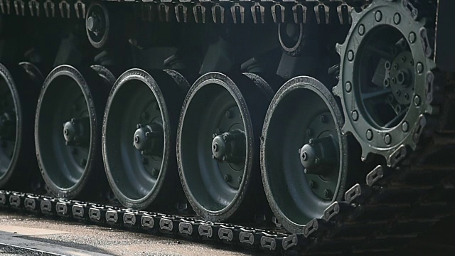 阅兵期间坦克履带和车轮视频素材