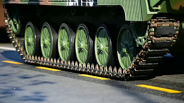阅兵期间坦克履带和车轮视频素材