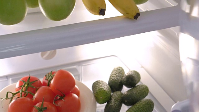 冰箱里有水果和蔬菜视频素材