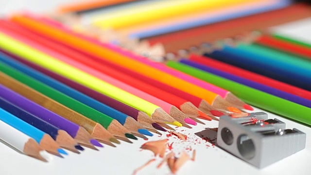 彩色铅笔和卷笔刀视频素材