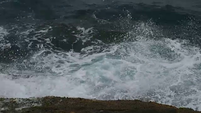 波浪溅在岩石上视频下载