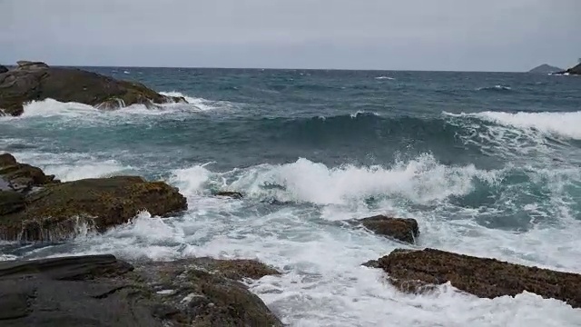 波浪溅在岩石上视频下载