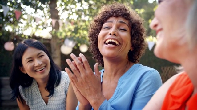 成熟的女性朋友在后院一起社交视频素材