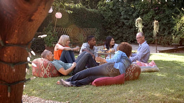 一群成熟的朋友一起在后院野餐视频素材