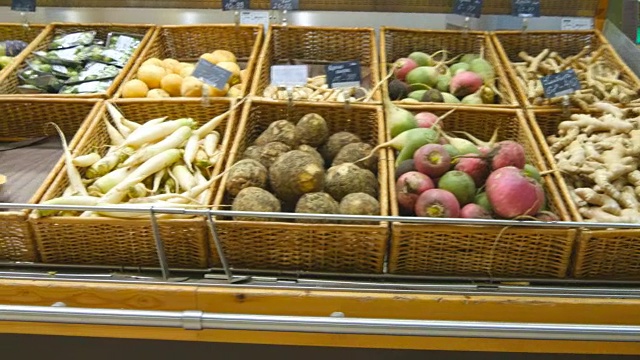 在超市里走过新鲜的蔬菜。商店里的杂货通道。近距离视频素材