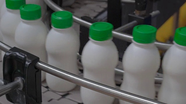 乳制品厂。带酸奶瓶的输送机。视频下载