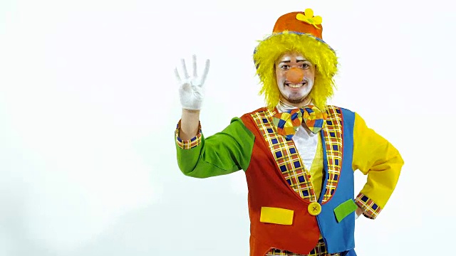 微笑的年轻小丑试图从他的手指数到10视频下载