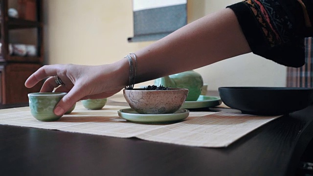 中国传统茶道放在茶几上，拉近了距离视频下载