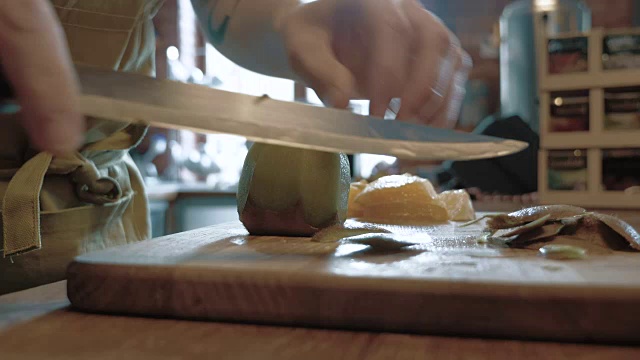 一个厨师在砧板上切猕猴桃，4千块视频素材